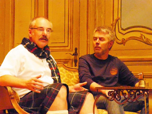 Nicht jeder ist der, der er zu sein scheint, bei der Krimikomödie «Schüsse im Schloss» die die Theatergruppe Eiken auf die Bühne bringt. Foto: Jörn Kerckhoff