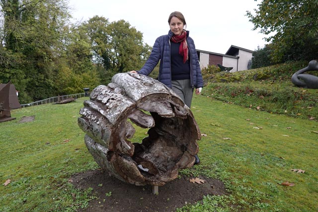 Die Geschäftsführerin des Rehmann-Museums, Patrizia Solombrino, im Skulpturengarten des Rehmann-Museums mit dem Werk «Quellfassung». Foto: Peter Schütz