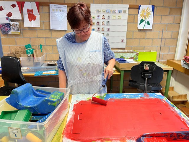 Franziska Bontus, Mitarbeiterin Ateliers, mitten in der Vorbereitung für die Adventsausstellung. Foto: zVg