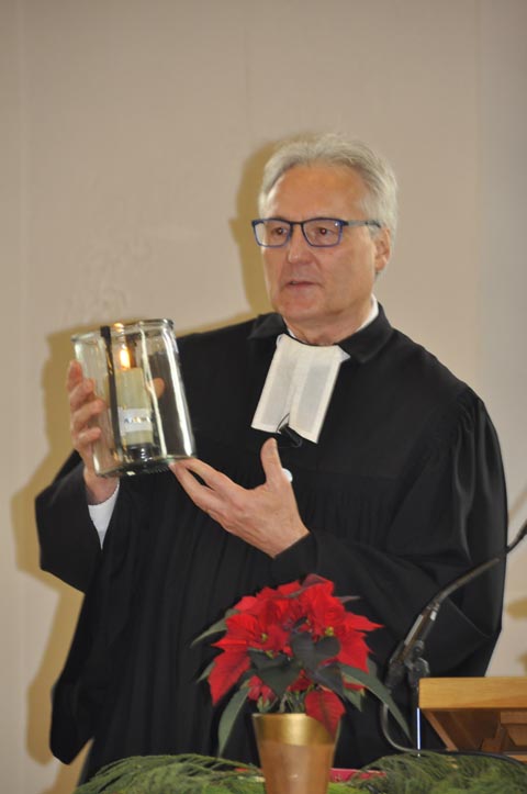 Volker Houba erhält eine Kerze zum ersten Adventssonntag, aber auch als Licht in sein Büro und vor allem als Zeichen, ein Licht für einander zu sein. Foto: Vreni Weber