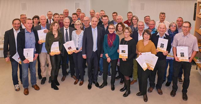 Die geehrten Winzerinnen und Winzer mit Regierungsrat Markus Dieth und Grossratspräsidentin Elisabeth Burgener Brogli in der Mitte. Foto: zVg