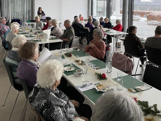Die Mittagstischbesuchenden beim gemeinsamen Gesang. Foto: zVg