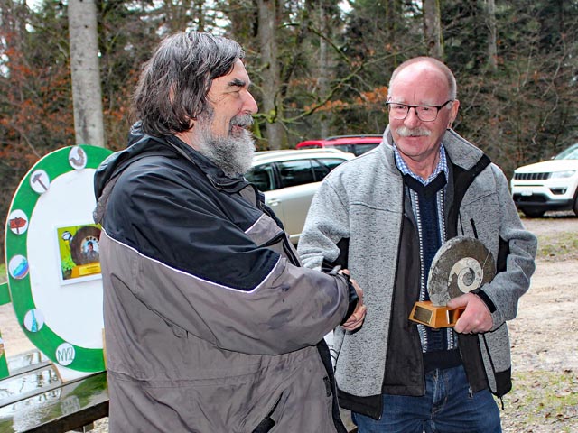 VONV-Präsident Meinrad Bärtschi (links) übergibt Gerhard Schraner den Naturschutzpreis 2022. Foto: zVg