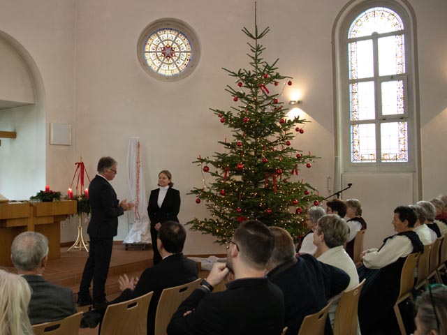Der Vizedekan entpflichtet Pfarrerin Jaeschke. Foto: Nicole Weilenmann, Stein