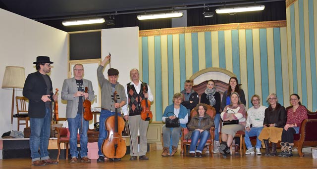 13 Schauspielerinnen und Schauspieler stehen bei «Lady Killers» auf der Gansinger Bühne. Foto: Jörg Wägli