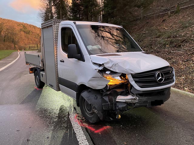 Der beschädigte Lieferwagen. Foto: Polizei BL