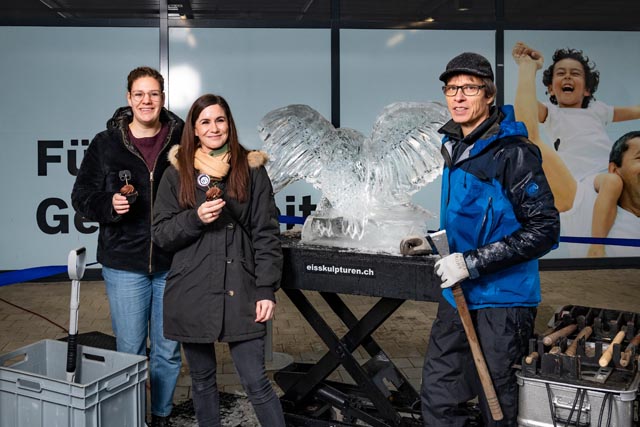 Zoé Beney (Marketing Kaiserhof) und Moderatorin Debi Rullo posieren zusammen mit Künstler Fredi Odermatt und der eisigen «Hedwig». Foto: zVg