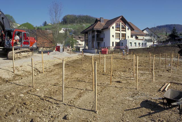 Blick auf das Grabungsgelände in Zeihen im Jahr 2010. Die Holzpfosten markieren die Lage der Pfostengruben, die originalen Pfosten sind längst vergangen. Foto: Kantonsarchäologie © Kanton Aargau