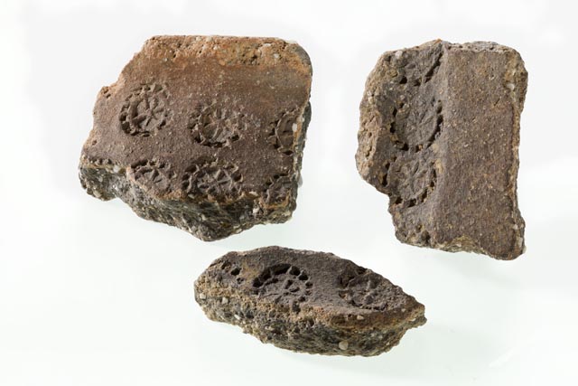 Keramikscherben mit Rosettenstempel aus Thalheim-Bärenmatte. Foto: Kantonsarchäologie © Kanton Aargau