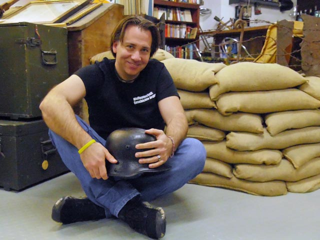 Kevin Böni inmitten seines Museums, für das er dringend neue Räume sucht. Foto: Jörn Kerckhoff