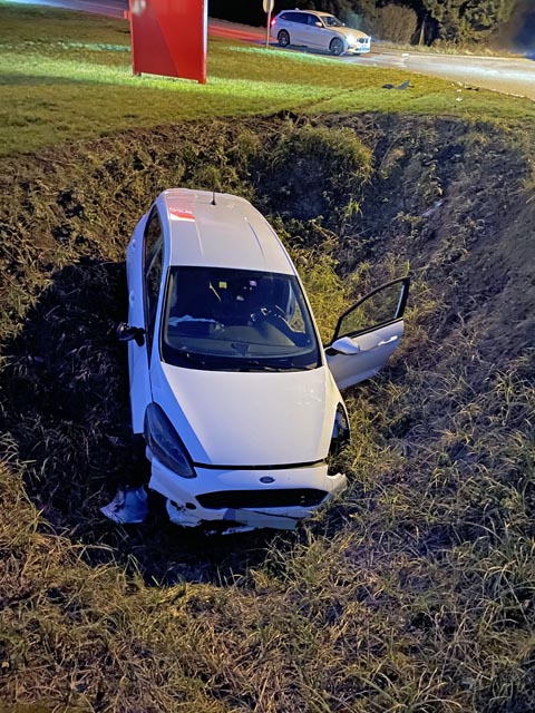 Fahrt endete im Strassengraben. Foto: Polizei AG