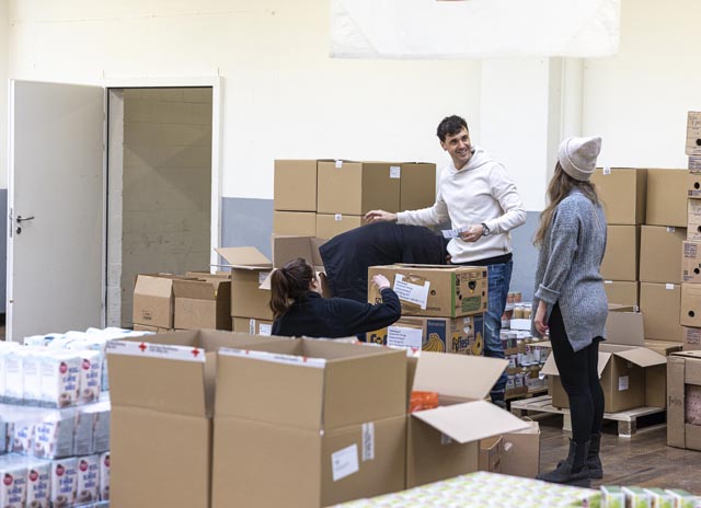 Zwei weitere Kartons sind gepackt. Foto: SRK Kanton Aargau, Adolf Genhart