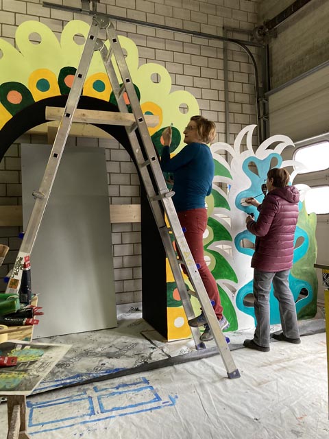 Die Mitglieder der MG Möhlin arbeiten fleissig am Bühnenbild. Foto: zVg