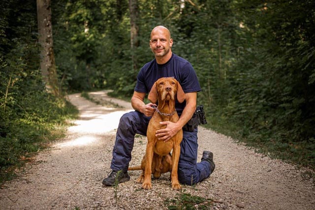 Der Hundeführer mit seinem Personenspürhund «Falu». Foto: Polizei BL