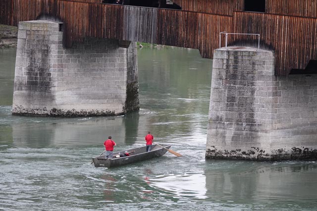 Ein Fahrpaar vom Pontonierfahrverein Mumpf beim Training an der Holzbrücke bei Stein. Foto: Peter Schütz