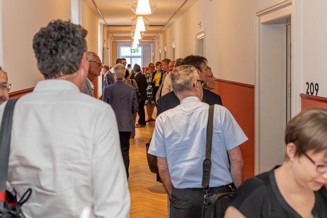 Die Gäste machten sich einen Eindruck vom «neuen» Schützen. Foto: Markus Raub