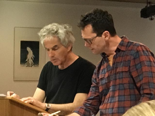 Schauspieler Kaspar Lüscher und Dirigent Jochen Weiss bei der Probearbeit. Foto: zVg