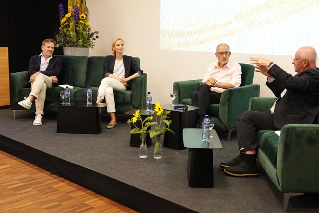 Auf dem Podium, von links Olaf Deininger, Elisabeth Fischer, Moderator Reto Brennwald und Bernard Lehmann. Foto: Peter Schütz