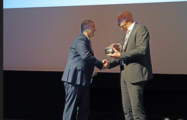 AGVS-Präsident Thomas Hurter überreicht SVP-Ständerat Marco Chiesa (links) nach seiner Rede ein Geschenk. Foto: AGVS-Medien