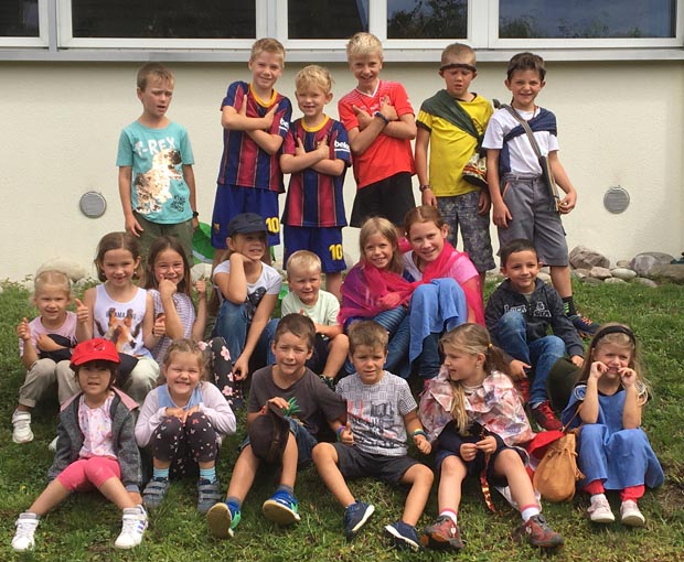 20 fröhliche Kinder genossen den Sommerferienplausch. Fotos: Eva Büchli, Verena Feierabend