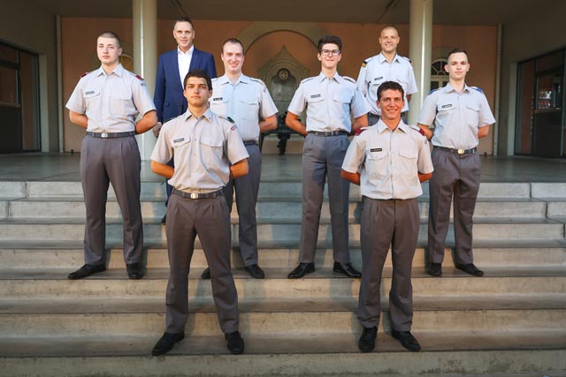 Militärdirektor Jean-Pierre Gallati und Oberstlt. Patrick Koller, Kreiskommandant des Kantons Aargau mit den neu brevetierten Offizieren aus der Region Fricktal. Mittlere Reihe v.l.: Lt. Nikolai Marti, Hptm. Markus Liebi, Lt. Manuel Fischer, Lt. Andreas Invernizzi Vordere Reihe v.l.: Lt. Leon Ferretti, Lt. Nick Zwahlen Foto: Roland Wey
