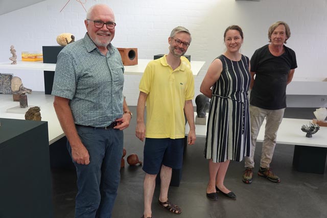 Stiftungsratspräsident Rudolf Lüscher, Kurator Michael Hiltbrunner, Geschäftsführerin Patrizia Solombrino und Museumstechniker Daniel Waldner, von links, freuen sich auf die neue Ausstellung. Foto: Peter Schütz