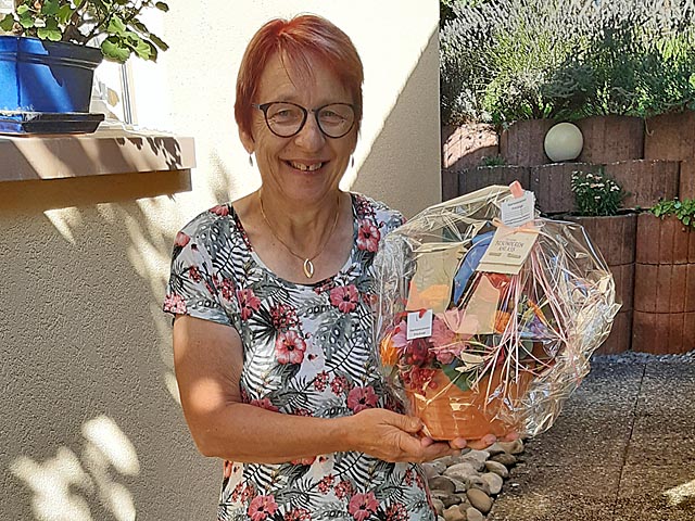 Esthi Winter mit Blumenstrauss zum 20-Jahr-Jubiläum als Spielgruppenleiterin Oeschgen. Foto: zVg