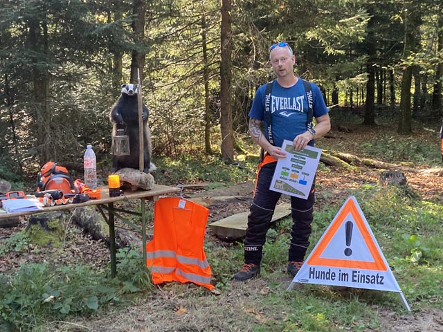 agdaufseher Daniel Johnson erläutert das Verhalten und Vorgehen bei einem Wildunfall. Foto: Dieter Deiss