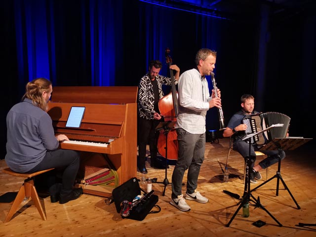 Ländler innovativ: Mit lüpfigen bis jazzig-virtuosen Melodien aus ihrem neusten Album riss die Ländlerformation «Gläuffig» das Publikum im Möhliner SteinliChäller mit. Foto: Astrid Pfoster