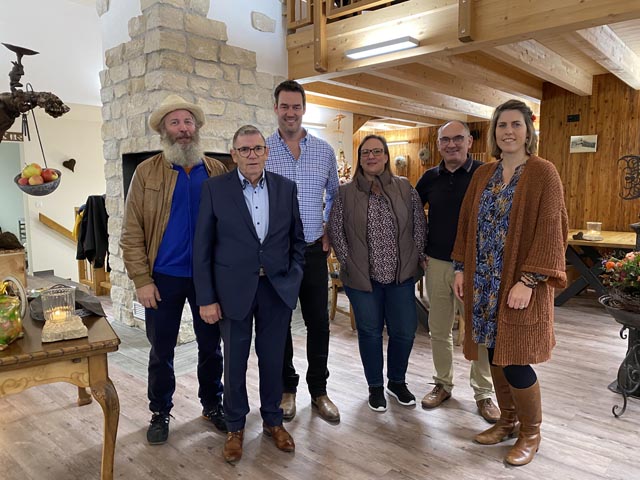 Der Gemeinderat Zeihen bot dem künftigen Nationalrat einen würdigen Empfang (von links): Fabian Hossli Heinzer, Gemeindeammann Christian Probst, Christoph Riner, Nathalie Deiss, Vizeammann Daniel Banholzer und Jeannine Menet. Foto: Sonja Fasler
