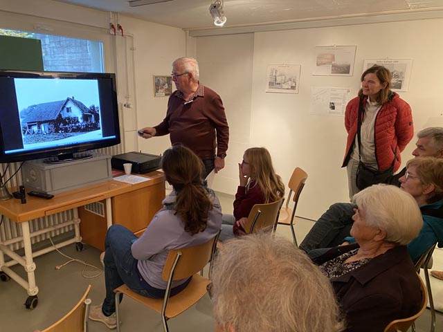 Urs Bürgi zeigte Bilder von früher und stiess damit auf grosses Interesse; hier beispielsweiseUrs Bürgi zeigte Bilder von früher und stiess damit auf grosses Interesse; hier beispielsweise das Elternhaus von Nationalrat Christoph Riner. Foto: Sonja Fasler