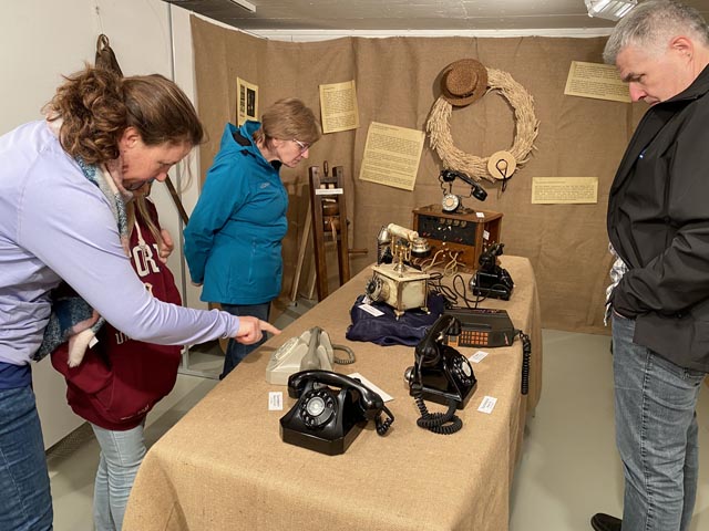 Besucher bestaunen die alten Telefonapparate. Foto: Sonja Fasler