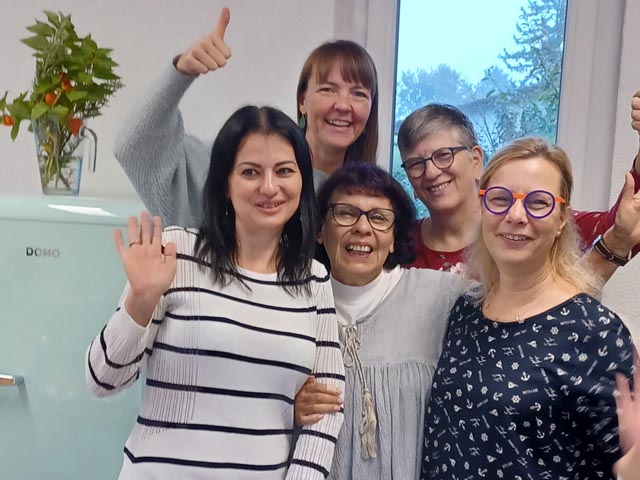 Isabella Schmid, Pfarreirat, und Sabina Berner, Mittagstisch, zusammen mit Gästen. Foto: zVg