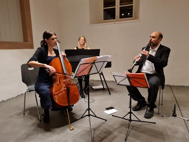Beschwingte Melodien im «Kaffeehaus» der Villa Kym: Trio Sorriso für die Ohren und Kaffee und Kuchen für den Gaumen. Foto: Astrid Pfoster