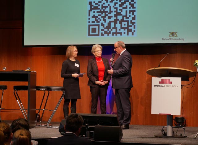 Landstatthalter Dr. Markus Dieth im Gespräch mit Staatsrätin Barbara Bosch (Mitte) und Moderatorin Hanna Kasper (links). Foto: Kanton Aargau