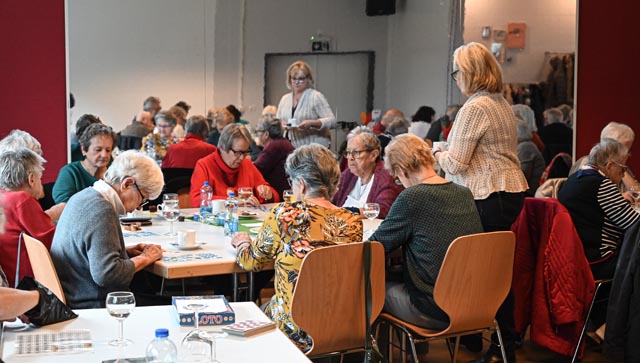 Geselliger Nachmittag beim Lottospiel. Foto: Marianne Füglistaller