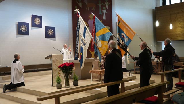 Pfarrer Leo Stocker zelebrierte den Festgottesdienst und hielt die Predigt. Die Fahnen der Lourdespilgervereine Baden, Freiamt und Fricktal brachten Farbe in den Gottesdienst. Foto: zVg