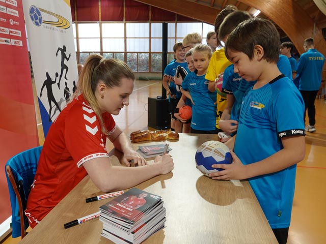 Am Schluss gab Chantal Wick Autogramme. Foto: Peter Schütz