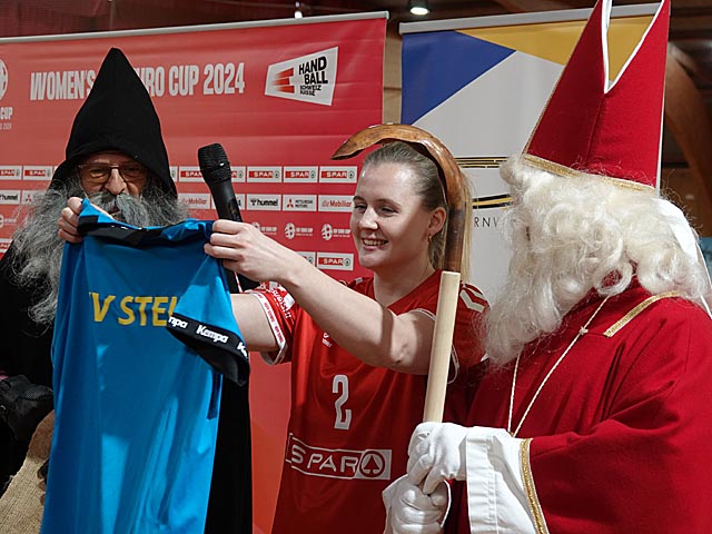 Ein Shirt vom TV Stein bekam Chantal Wick vom Samichlaus. Foto: Peter Schütz