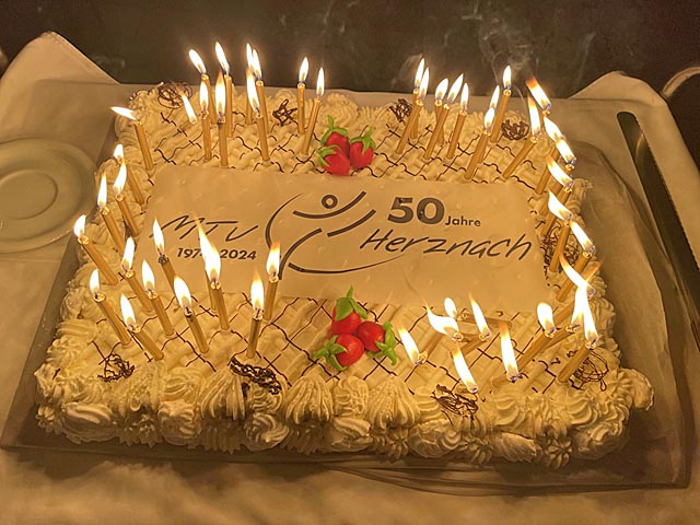 Eine Geburtstagstorte zum 50-Jahre-Jubiläum mit den Jubiläumslogo. Foto: zVg