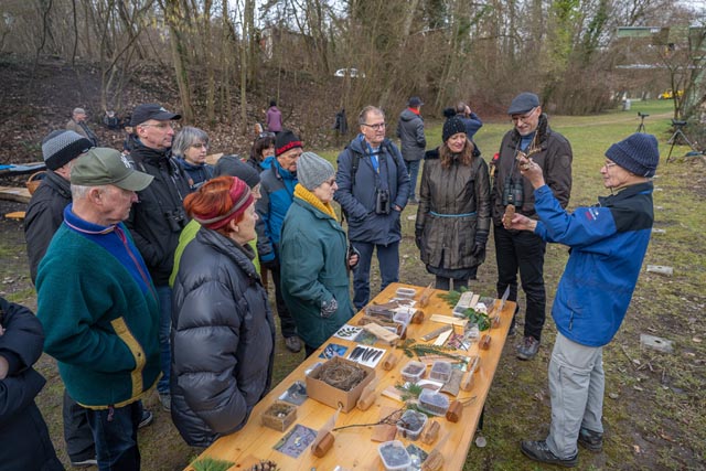 Rolf Schweizer mit vielen interessanten Informationen über seine Fundstücke aus der Natur. Foto: Roger Forrer