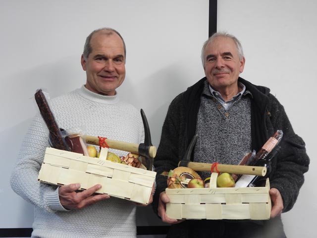 Dank für die umfassende Information an Werner Fasolin und David Wälchli als «Graber vom Dienst». Foto: Peter Bircher, Wölflinswil