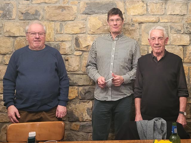 Der abtretende Boris Wöhler in der Mitte und das neu gewählte Vorstandsmitglied Richard Stocker (links) mit Präsident Karl Müller (rechts). Foto: zVg