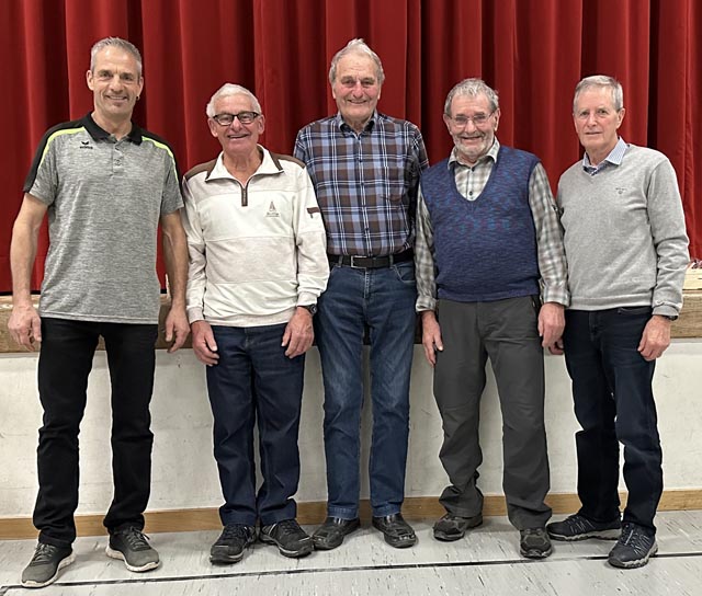 Joe Hochstrasser (Präsident Männerriege, ganz links) mit den Gründungsmitglieder (von links nach rechts): Anton Fügllistaler, Guido Erni, Beat Mathis und Peter Leubin. Foto: zVg
