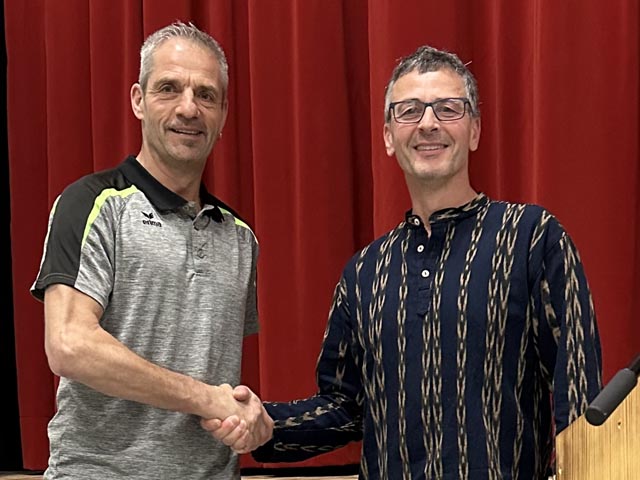 Der Präsident der Vereinigten Vereine Schupfart, Thomas Bottlang (rechts), bei der Geschenkübergabe an Joe Hochstrasser, Präsident Männerriege. Foto: zVg