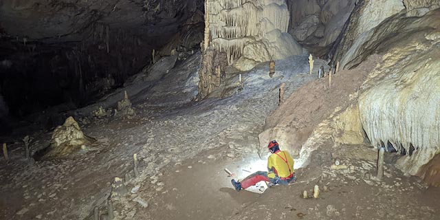 Tief im Inneren der Höhle befindet sich diese Kammer in der Grösse eines Fussballfelds. Foto: Universität Basel, Dominik Fleitmann