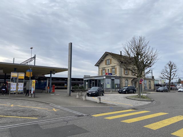 Versiegelte Flächen soweit das Auge reicht: Der Bahnhof in Frick (Bild) weist eine starke Erwärmung auf. ETH-Studentin Chiara Wülser hat sich im Rahmen ihrer Bachelor-Arbeit mit sogenannten Wärmeinseln befasst. Wer dabei ausschliesslich an Städte denkt, irrt sich. Foto: Sonja Fasler