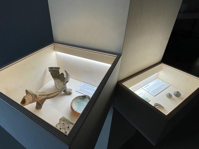 Die Wandervitrine mit originalen Fundobjekten gastiert 2024 in 21 Fricktaler Gemeinden. Foto: © Kantonsarchäologie, Kanton Aargau