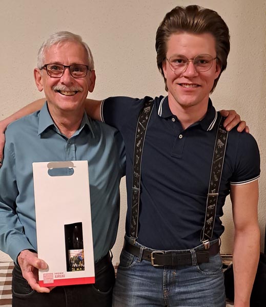 Jubilar Richard Freiermuth mit Christian Metzger (Musikkommision neu); es fehlt Victoria Freiermuth (Musikkommision neu). Foto: zVg