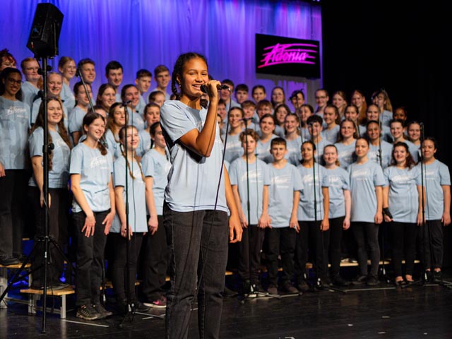 Adonia-Chor mit Solistin. Foto: zVg